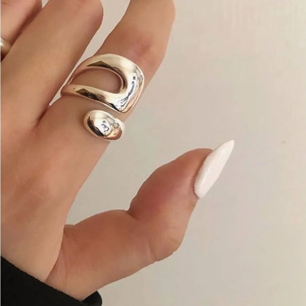 Chunky hug ring